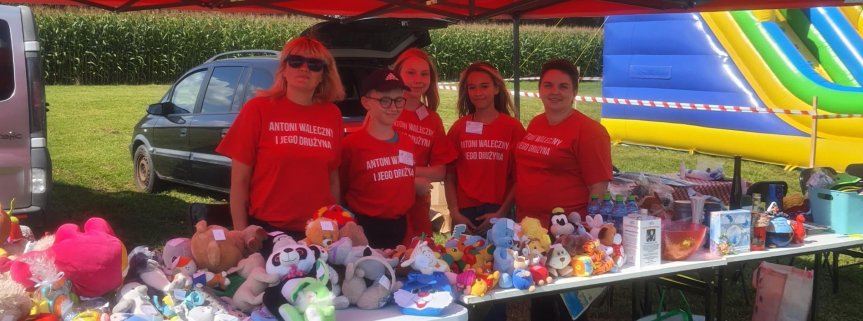 Szkolny Klub Wolontariatu na Parafialnych Dożynkach w Kurdwanowie